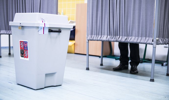 Urna s volebními lístky ve volební místnosti (ilustr. foto)