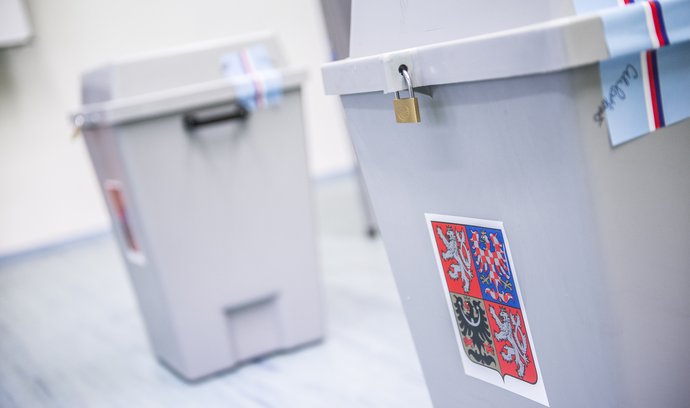 Volební urny ve volební místnosti (ilustrační foto)