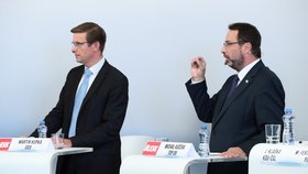 Michal Kučera zastupoval v debatě názory TOP 09. Vlevo přihlíží Martin Kupka z ODS