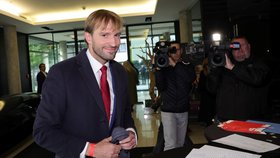 Bývalý ministr zdravotnictví Adam Vojtěch přišel na štáb ANO (4. 10. 2025).