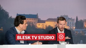 Komentátor Petr Holec a politolog Jan Kubáček ve volebním studiu Blesku