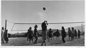 Japonci v internační táborech si oblíbili plážový volejbal.