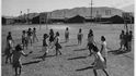 Japonci v internační táborech si oblíbili plážový volejbal.