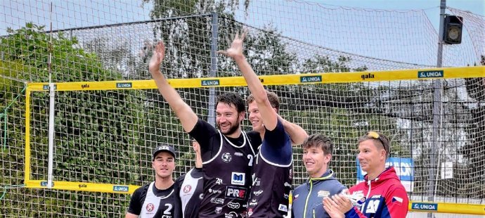 Šestkoví reprezentanti Jan Hadrava a Donovan Džavoronok ovládli první turnaj Českého poháru beachvolejbalu na Strahově. 