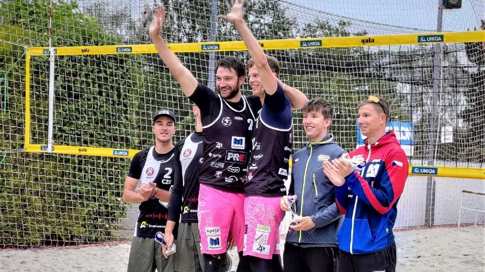 Šestkoví reprezentanti Jan Hadrava a Donovan Džavoronok ovládli první turnaj Českého poháru beachvolejbalu na Strahově.