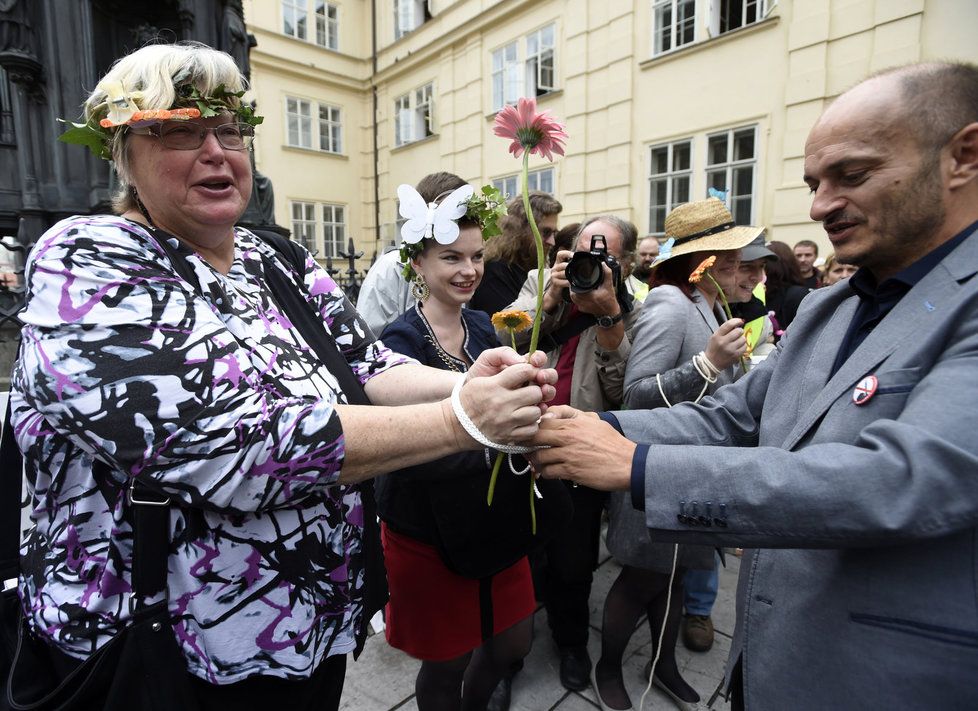 Jana Volfová spolupracovala s Janou Bobošíkovou. Teď dělá místopředsedkyni Martinu Konvičkovi.