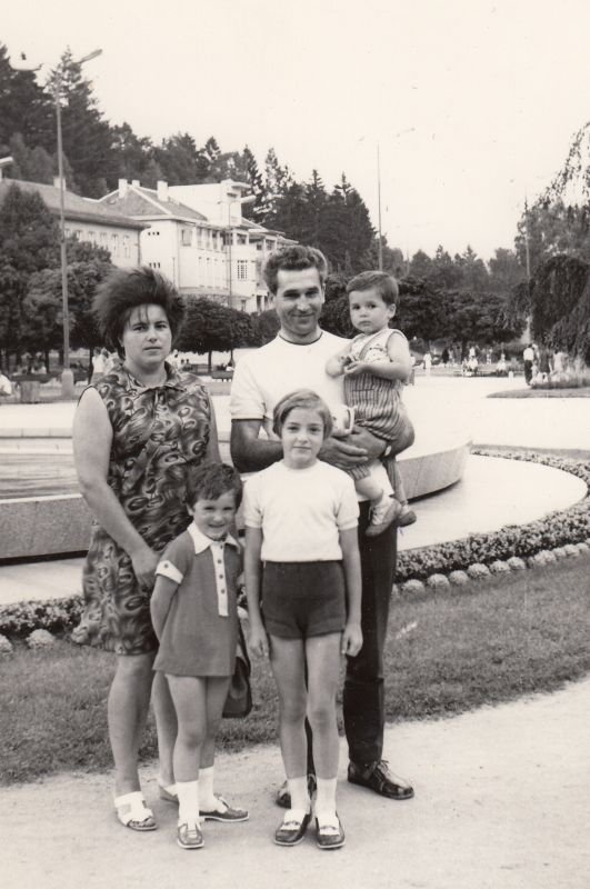 Rodina Machovčákových počátkem 70. let na výletě v Luhačovicích. Irena stojí vlevo dole