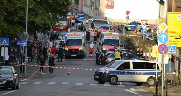 Podezřelý z loupežného přepadení benzinky zastřelil v německém Völklingenu policistu jeho vlastní zbraní.