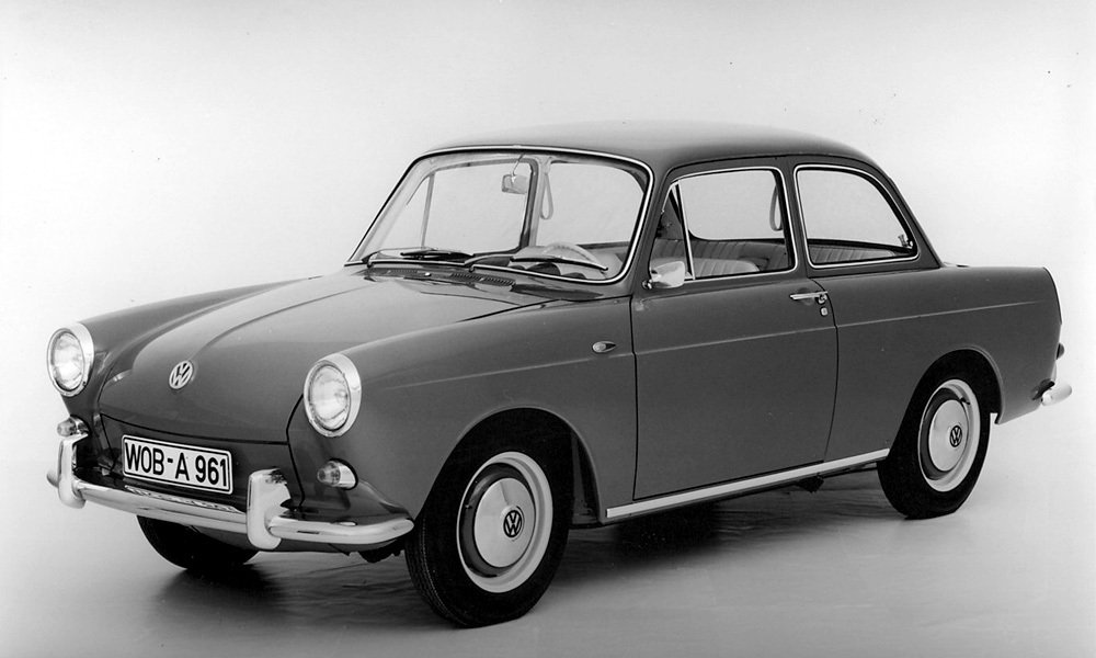 Dvoudveřový sedan VW 1500 měl proti Brouku hranatější pontonovou karoserii s velkými okny a hladkými boky.