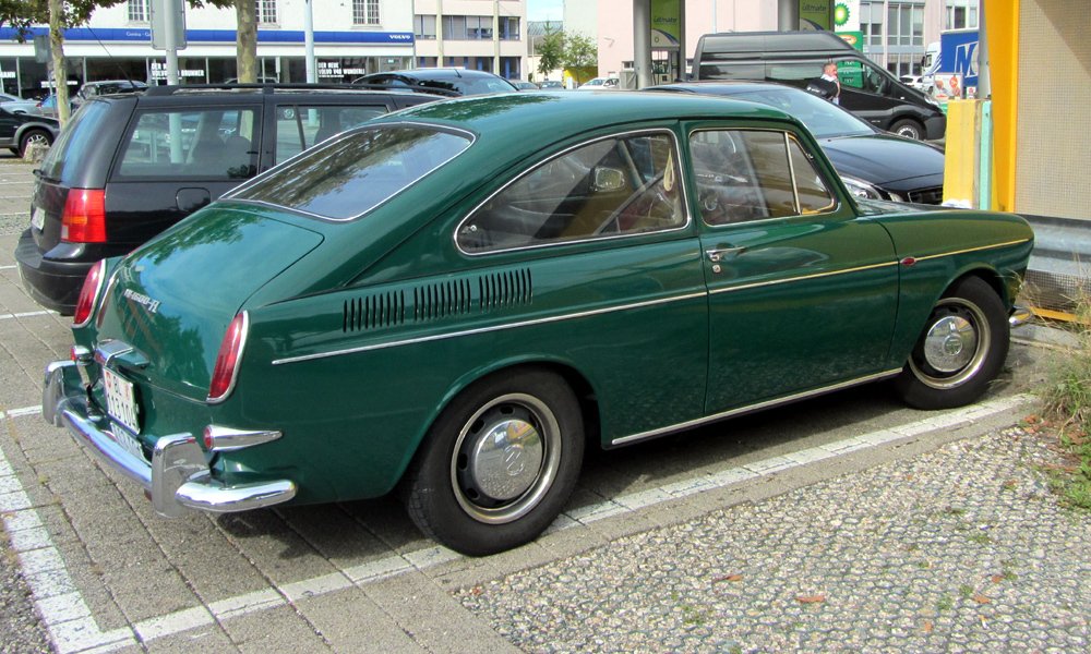 VW 1600 TL měl objem prostoru pro zavazadla 260 litrů a na zadních blatnících svislé větrací štěrbiny.