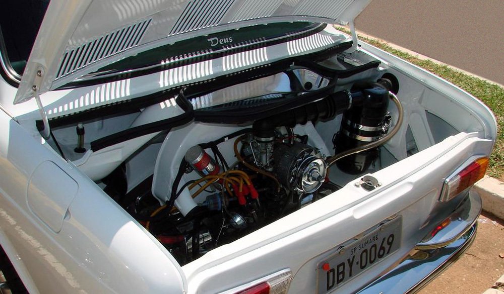 Podvozek brazilského VW 1600 byl převzat z kupé VW Karmann-Ghia a motor z Brouka. Ten měl větrák nad motorem, takže kufr se dozadu nevešel.