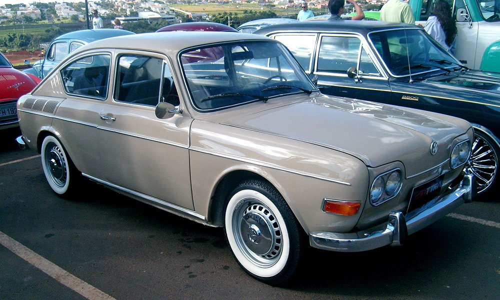 VW 1600 TL v brazilském podání mělo čtyři světlomety a odlišně tvarované sloupky C a boční okna.