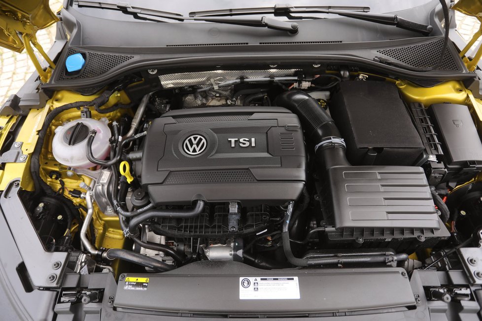 Papírově je čtyřválec 2.0 TSI v nejlepším pořádku. Má parádní parametry 206 kW, 350 N.m a skutečně nabízí přesvědčivou dynamiku. Jenže výbušné spojení točivého motoru a zbrkle řadícího, úsporně naladěného automatu se k povaze arteonu nehodí. Se slzou v oku jsme vzpomínali na noblesního šestiválcového předchůdce. Manuální převodovku zatím Volkswagen nedodává.