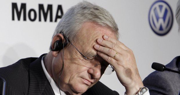 Šéf Volkswagenu Martin Winterkorn rezignoval. Křeslo ho stála aféra s falšováním emisí v USA.