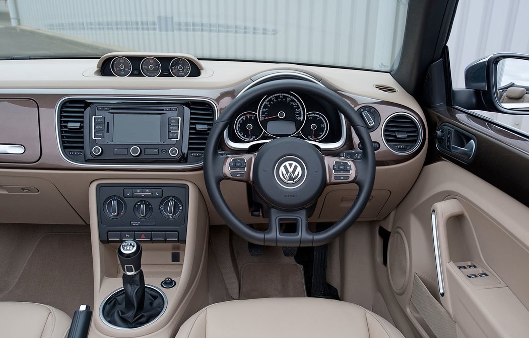 Volkswagen Beetle Cabrio 70s Edition (2013)