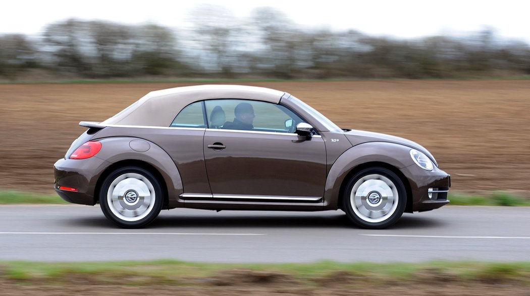 Volkswagen Beetle Cabrio 70s Edition (2013)