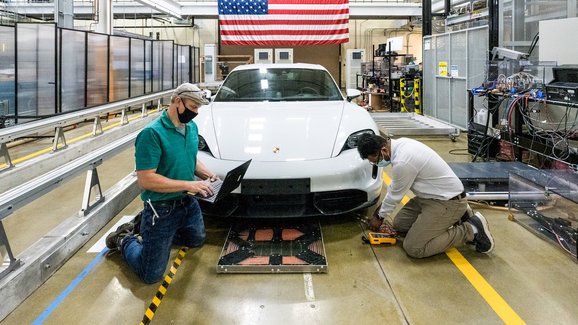 VW vyvíjí bezdrátovou nabíječku, která dobije Taycan na 80 % za 10 minut