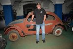 Sběratel Jaromír Kostlivý u nejcennějšího exponátu, předválečného modelu VW Brouk KdF 60, rok výroby: před 2. světovou válkou, motor 1131 kubických cm, výkon 25 koní, maximální rychlost: 105 km/h.