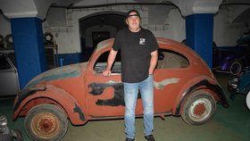 Učarovaly mu legendární vozy VW Brouk: Jaromír z Plzeňska otevřel vlastní muzeum