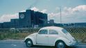 Volkswagen Brouk před továrnou ve Wolfsburgu, 1960