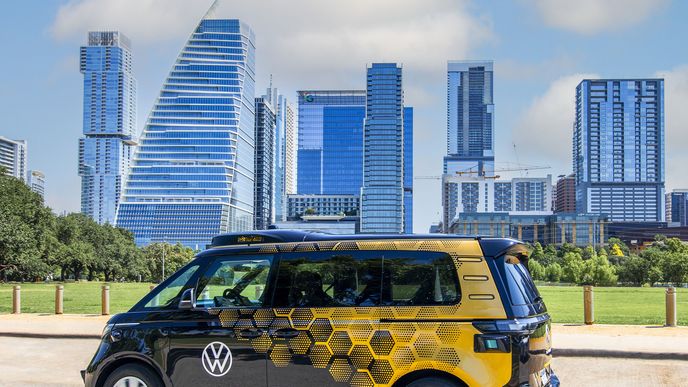 Americká divize Volkswagenu nasadí do provozu první autonomní bateriové elektromobily ID Buzz, do konce roku jich má po Austinu jezdit kolem deseti.