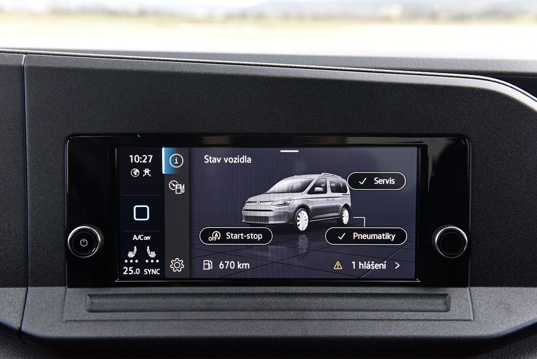 Multimediální systém caddy působí moderně i v menší obrazovce o úhlopříčce 6,5“ a je zde velmi rychlý i po nastartování, což bývá problém u mnoha vozů koncernu VW.