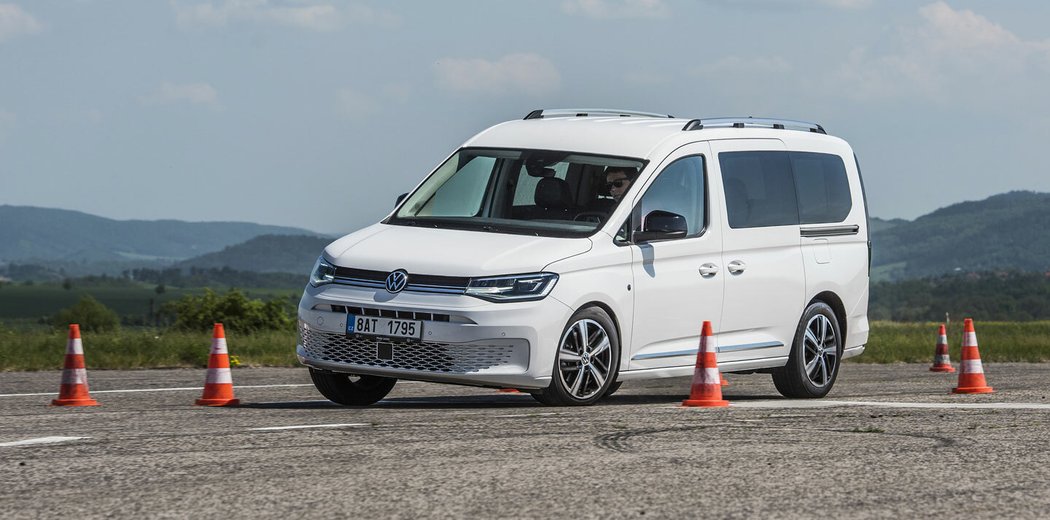 Volkswagen na změnu směru reaguje okamžitě, má strmější převod řízení, je tak výrazně obratnější. Stabilizace zasahuje včas a jemně.