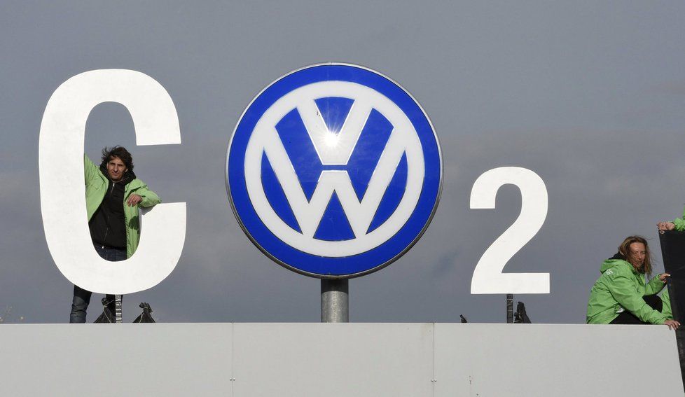 Protest proti Dieselgate. Volkswagen bude platit pokuty, možná náhrady některým majitelům, prodej mu ale v Evropě neklesl.