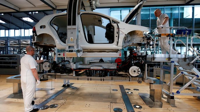 Montáž elektromobilu Volkswagen e-Golf v továrně v Drážďanech