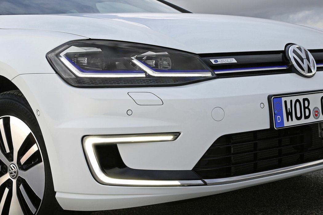 Na pohled je snadné rozeznat elektrický golf (a plug-in hybridní) díky dennímu svícení ve tvaru C, modrým prvkům na přídi a specifi ckým diskům