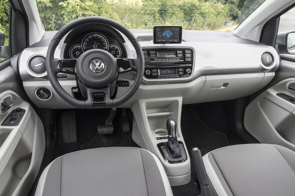 Interiér elektrické verze zůstává prakticky stejný. Volkswagen na ekologii okatě neupozorňuje.