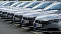 Vozy Volkswagen připravené k exportu v německé přístavu Emden