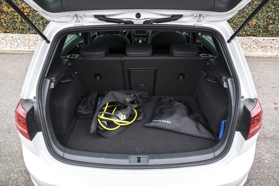 Kufr hybridního golfu má podle výrobce objem 272 litrů. Pod jeho podlahou si našly místo akumulátory s kapacitou 8,7 kWh. Dobíjecí kabely není kam schovat.