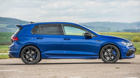 Video: VW Golf GTI Clubsport vs. Golf R na letišti – Jak velký je rozdíl v dynamice?