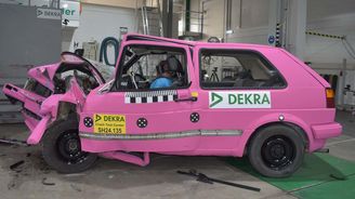 Němci poslali starý Volkswagen Golf do bariéry. Výsledek je fatální Němci poslali starý Volkswagen Golf do bariéry. Výsledek je fatální