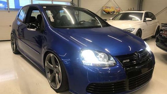 Volkswagen Golf R32 dostal dvě turba a řadu úprav. Teď má 760 koní. A je na prodej