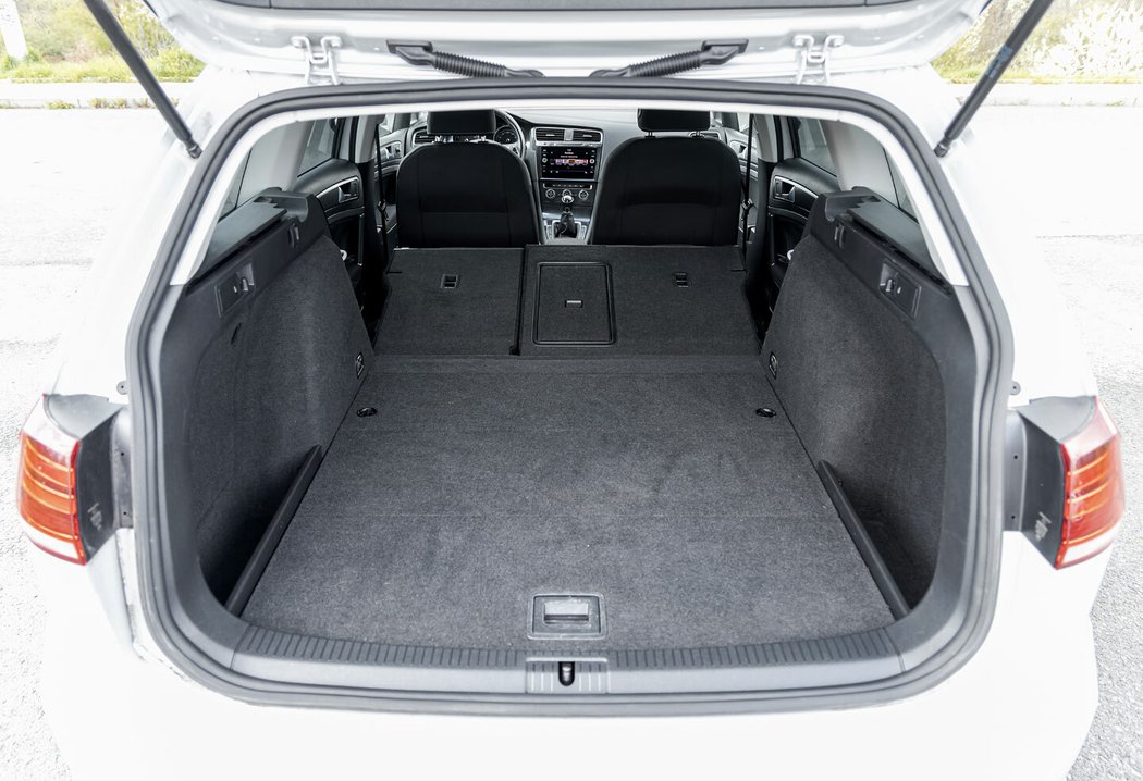 Už základní hatchback si mezigeneračně pomohl k zavazadelníku většímu o 30 l, tedy celkem 380 litrů. Kombi Variant pak má celých 605 l.