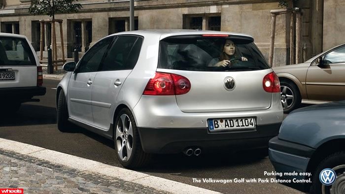 Volkswagen Golf s parkovacími senzory pro snadnější parkování.