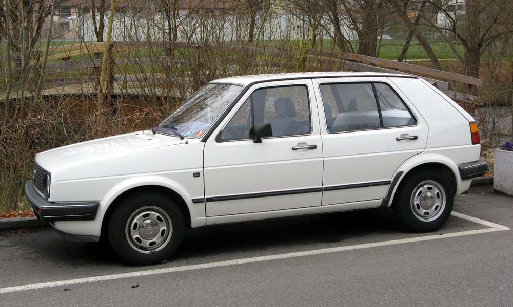 Volkswagen Golf druhé generace (Typ 19) měl rozvor 2 475 mm a vnější rozměry 3985 x 1665 x 1415 mm. Byl větší než Golf I.