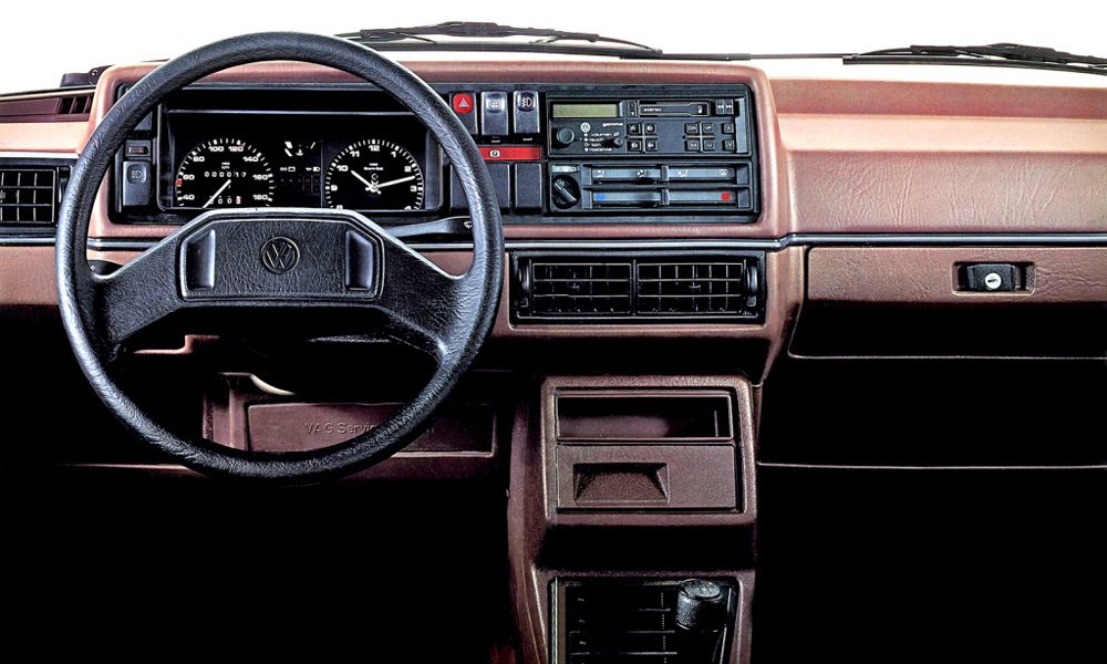 VW Golf II měl novou palubní desku se všemi přístroji a ovladači ve snadném dosahu řidiče. Výdechy ventilace byly po stranách a uprostřed.