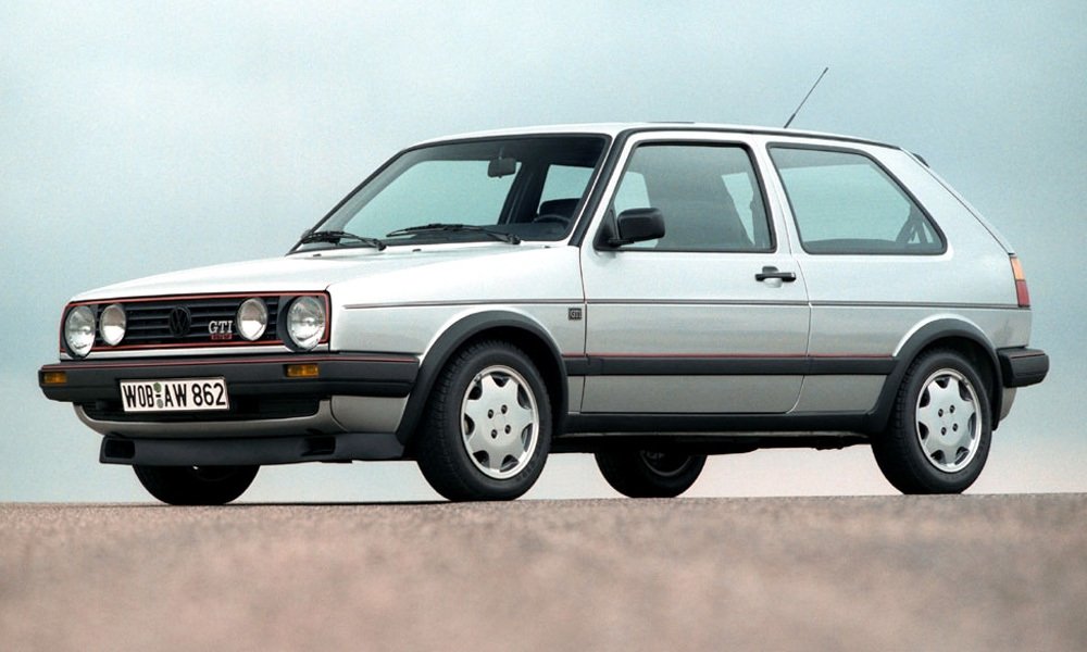 Golf GTI druhé generace se dodával pouze ve třídveřové verzi a poháněl jej čtyřválec s objemem 1781 cm3, který měl se vstřikováním paliva Bosch K-Jetronic nejvyšší výkon 112 k (82 kW).