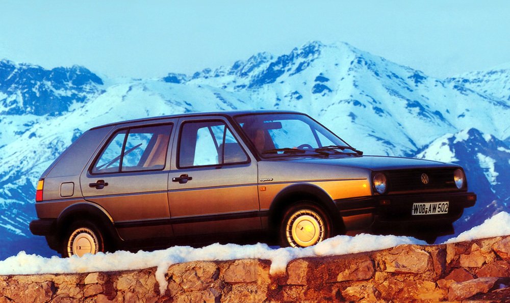 V únoru 1986 představil Volkswagen první Golf s pohonem všech kol nazvaný Golf Syncro. Nabízel se pouze v pětidveřové verzi s motorem 1,8 litru s výkonem 90 koní.