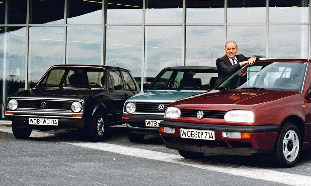 Designer Herbert Schäfer pózuje u prvních tří generací Volkswagenu Golf. Golf II je uprostřed.