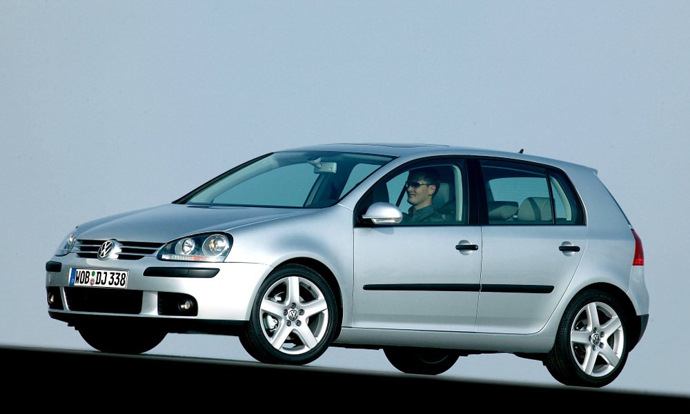 V roce 2003 byl Golf IV nahrazen na evropských trzích pátou generací s rozvorem 2578 mm, která se vyráběla do roku 2010.