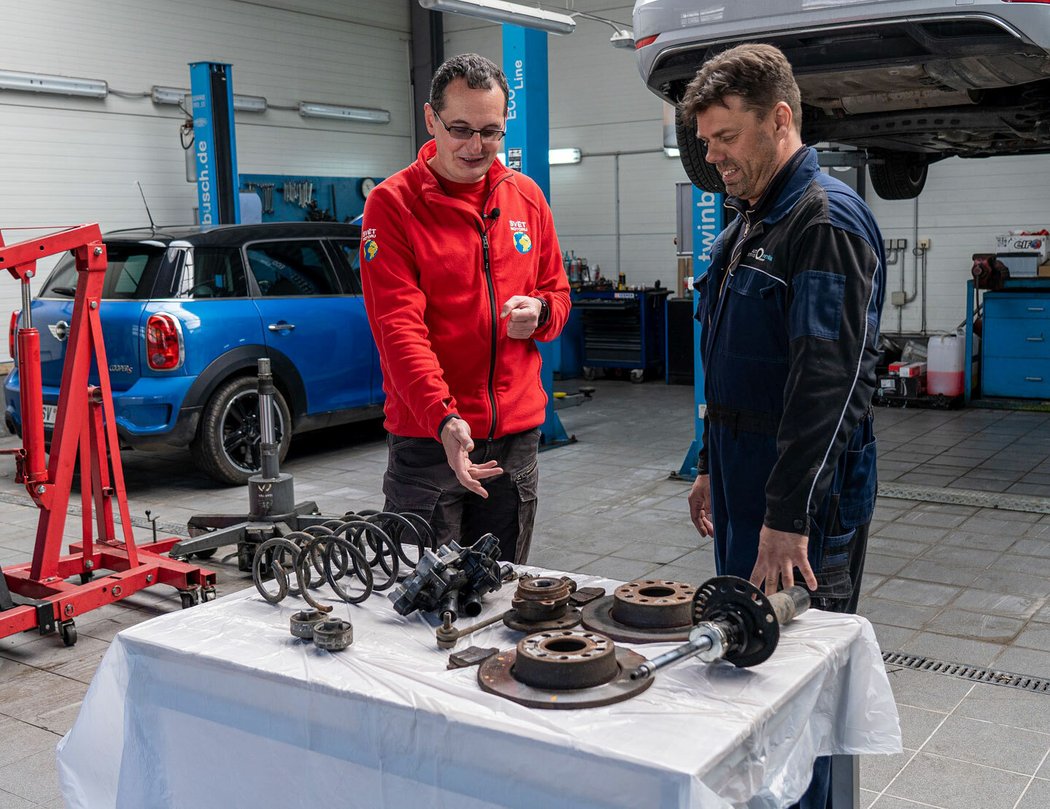 Petr Petřík opravuje vozy koncernu Volkswagen už třicet let, z toho posledních dvacet za ním jezdíme na rady. Připravil nám pěknou výstavku všeho, co na golfech měnívá denně.