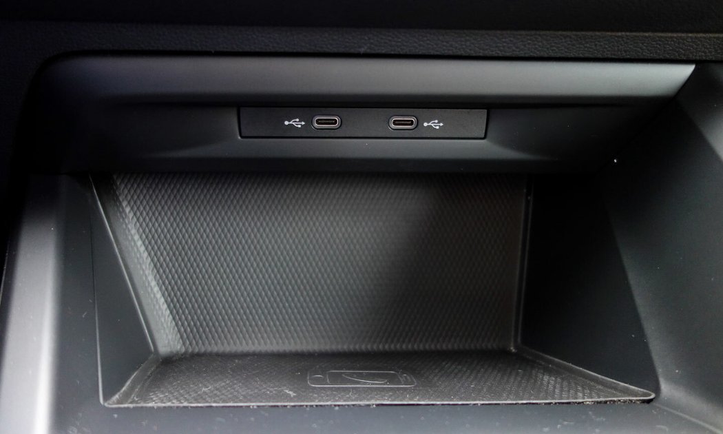 Koncern Volkswagen už neuznává žádné jiné konektory než USB-C, takže první jízdy často provází sakrování a hledání nejbližšího elektroobchodu s kabely a adaptéry. Slabá indukční dobíječka slouží spíš jen pro udržení baterie.