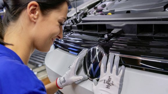VW zvyšuje produkci nového Golfu, k prodejcům má dorazit již v prosinci
