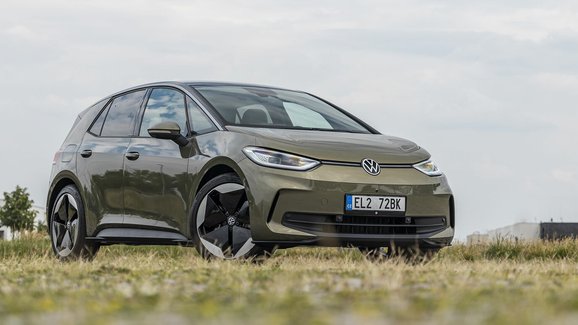 Vyplatí se v Česku provoz elektromobilu? Volkswagen srovnal náklady ID.3 a Golfu TDI