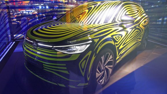 Volkswagen ID.4 bude další elektromobil z Wolfsburgu. Chystaný crossover se ukazuje ve Frankfurtu