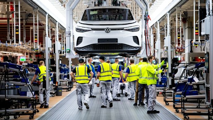 Výroba bateriového vozu ID.4 v továrně Volkswagenu.